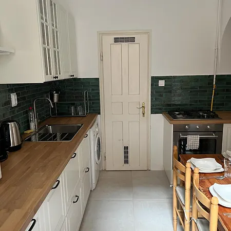 Large In * 부다페스트